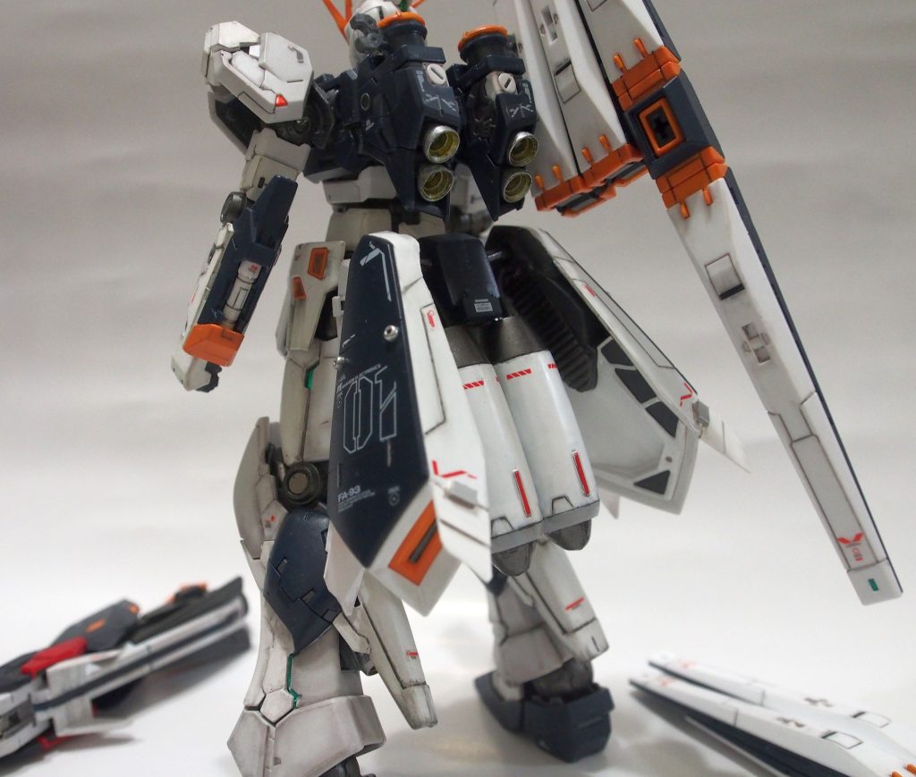 HWSの脚部バーニアを転用し、背面腰部に装備。プラバン追加によるノズル拡張や裏面処理を追加、スジボリを加えてディテールアップしました。盾に付いていたハイメガキャノンは、ロングレンジフィンファンネルと用途が被るのでオミット。ブースターが増えても高出力を維持できるようなプロペラントタンクに見立て、装備しました。