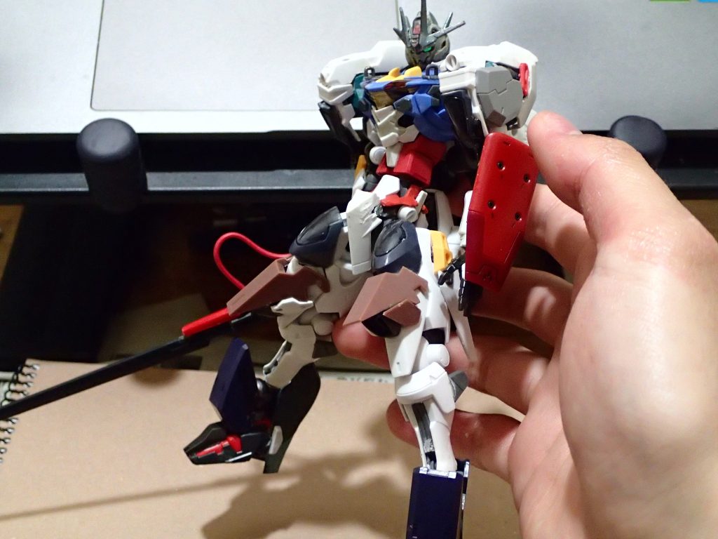 そこから肩パーツをエアリアルのものから変更し、それに合わせて太ももにいろいろ追加脚部も貧弱そうな感じからヒール形状へアストレイの脚部に、脛アーマーは境界線機のブレイディフォックスとかのバックパックパーツかかとはふぁらくとを使用していますふとももブースターはルブリスソーンの肩部に、ジークアクスのバックパックブースター肩部は三ミリ軸とジャンクパーツで基部を作ったのち、ウルの脚部パーツ等を用いてうまいことやりました（雑）