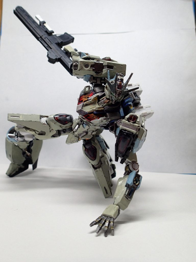 武器①エネルギーパック式のビームマシンガンモードを切り替えてビームジュッテとして使えるほか、銃身下部にビームサーベルを装備することができる。ビームサーベルは銃剣として使用可能