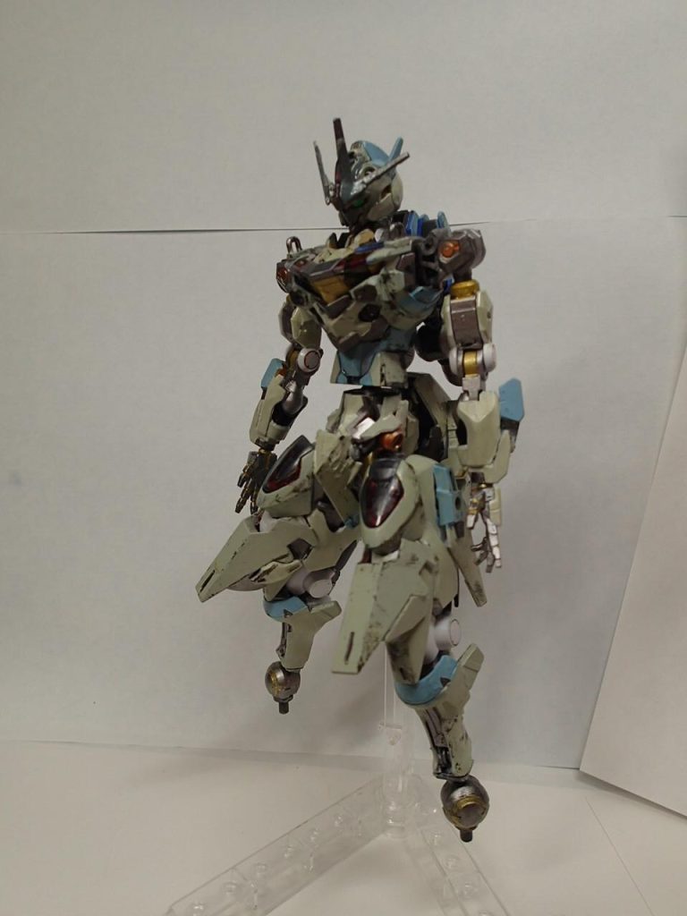 脚部の接続は可動範囲を増やすために本来の接続軸から30MMの太ももパーツを使うことにし、三ミリ接続に合わせるためにいろいろ手を加えてありますｗ