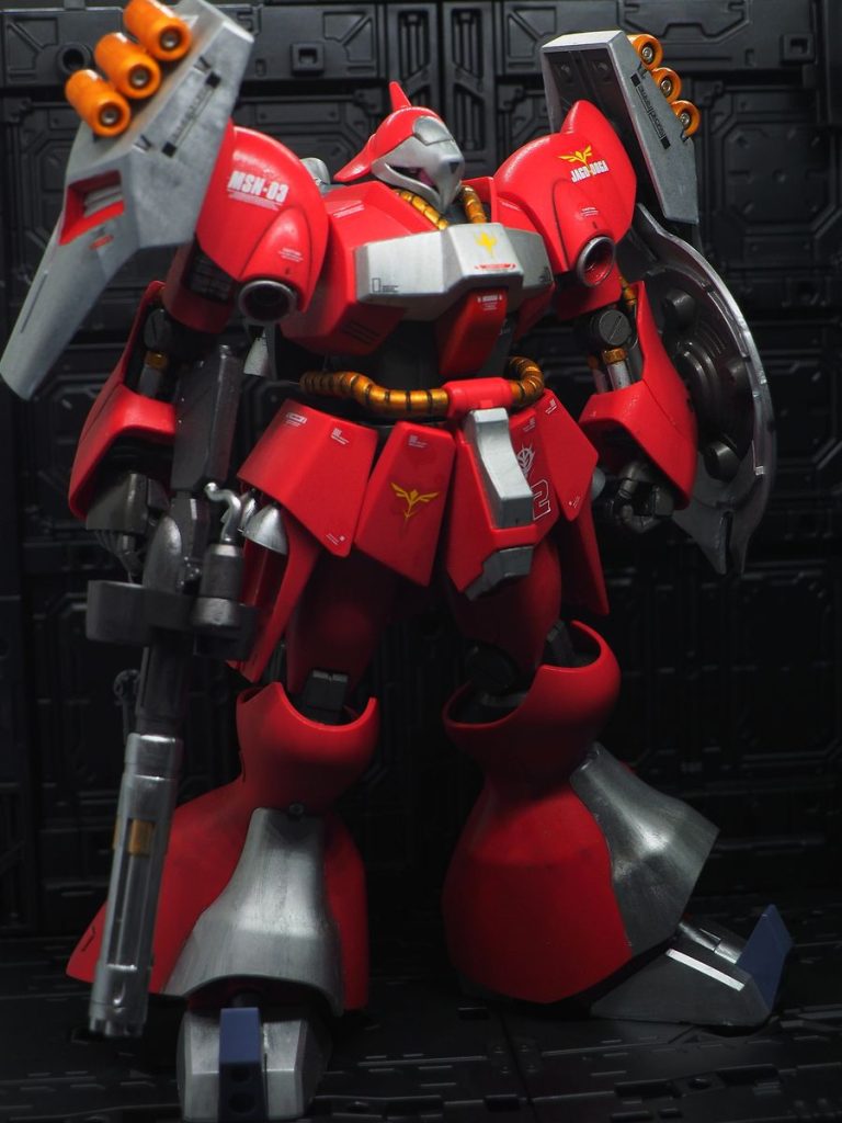 動力パイプ、最初はジェラルミンで塗ったのですが目立たないので剥がしてゴールドに(zaku-kao4)