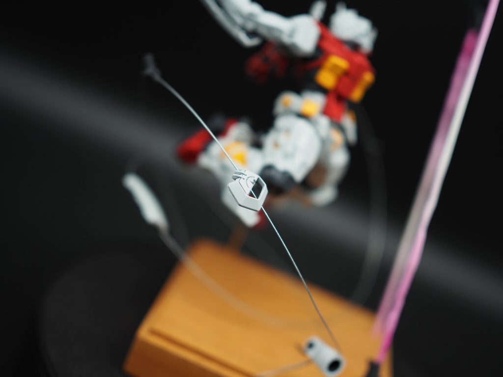 スティグマはプラモに付属するリード線ではなく、別途針金を用意。空中分解した左腕の部品を沿わせています。