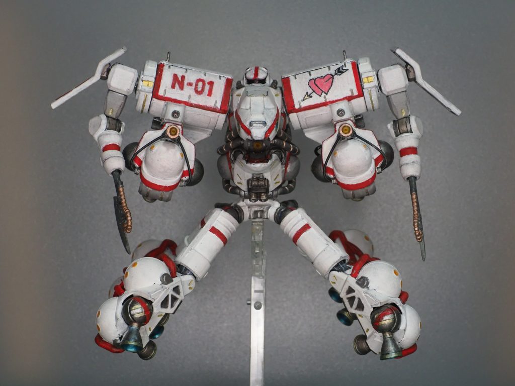 ベースキットはHGGQ軍警ザク２つ。各部ディティールのためのジャンクパーツとしてHGGQゲルググ、追加パーツとしてWAVEのZ・バーニア[1]とG・タンクロングL、肩部の芯として100円ショップの乳液ディスペンサー、ビットの球形スラスタ基部として100円ショップの髪留めゴム結束用のアクリル球を使っています。あとはひたすらプラ材細工。