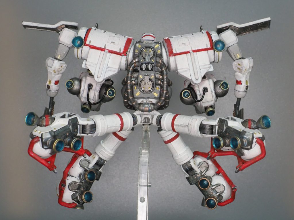 【機体解説】「TACOザク」は、ジオン独立戦争に向けたMS-06ザクの実用化・量産化と並行して、新世代MSのための技術「推力・AMBAC協調操作（Thrust-AMBAC Coordinated Operation）」を実証するために建造された、長い可動肢の末端にザク２機分の主推進器ユニットを分散配置した高回頭性・高加速性研究用MSである。TACOザクは、補助推進器兼用の有線式ビット、ジェネレータ直結式メガ粒子砲、ドラムフレーム等の新技術の試験にも用いられ、戦争後半にこれらを「全部載せ」した最終仕様は、「サイコミュ高機動試験用ザク」と呼ばれた。その形態は、射撃兵装を胸部コクピットブロック下に固定装備し、腕もヒートホーク固定装備の近接防御用に簡素化されるなど、かなりMA寄りのものとなっている。ビットの筐体としては、大推力を支えられる強固な可動式の基部や姿勢制御用ジャイロを有するザクの腰部ユニットが流用されており、高強度のケーブルで本体を牽引して変則的な機動をさせる試験も行われたという。