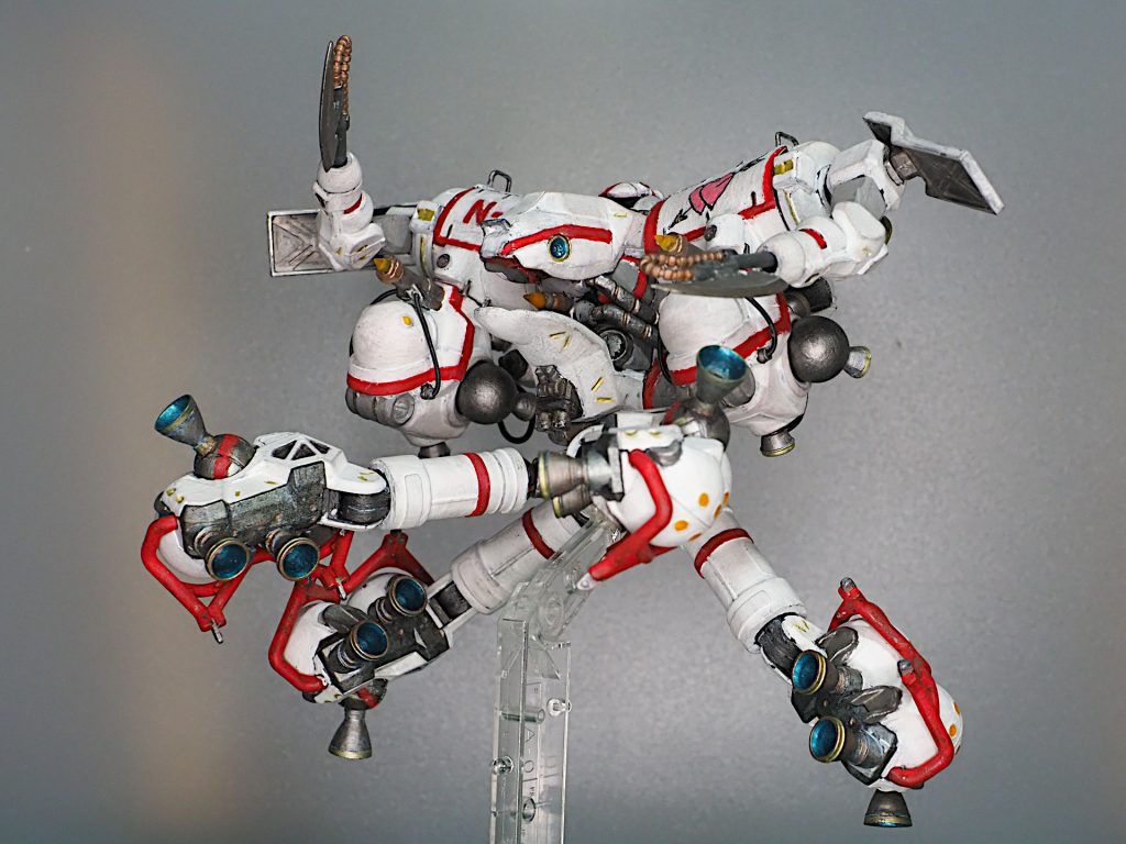 「胸の顔」の目に当たる部分のサイドスラスタを青くするために全てのスラスタの内面を青竹色に塗ることになりましたとさ。