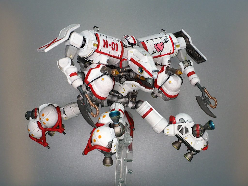 推力調節とAMBACによるモーメントを強化するために、脚？はGQザクの脚の付け根と先端を入れ替えています。ただし、太腿（ザクの脛）は、宇宙機らしさを出すために、WAVEのタンクにプラ材を盛ったものに置き換えています。