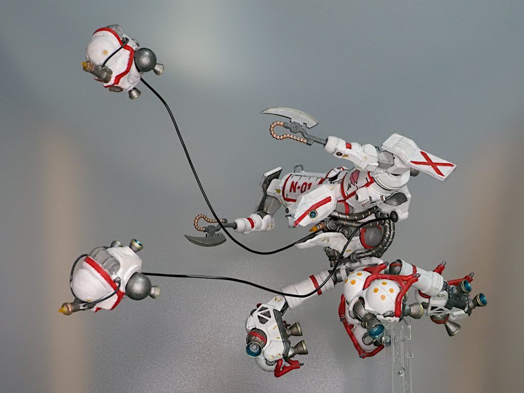 ビットはGQザクの腰部ユニットをベースに、同じく肩アーマーをタンクに見立て、ザクマシンガンの銃身、GQゲルググの脚部パーツ、WAVEのバーニア、アクリル球等を組み合わせています。ビット全体のイメージソースは「80～90年代横スクロールシューティングゲームの自機」です。