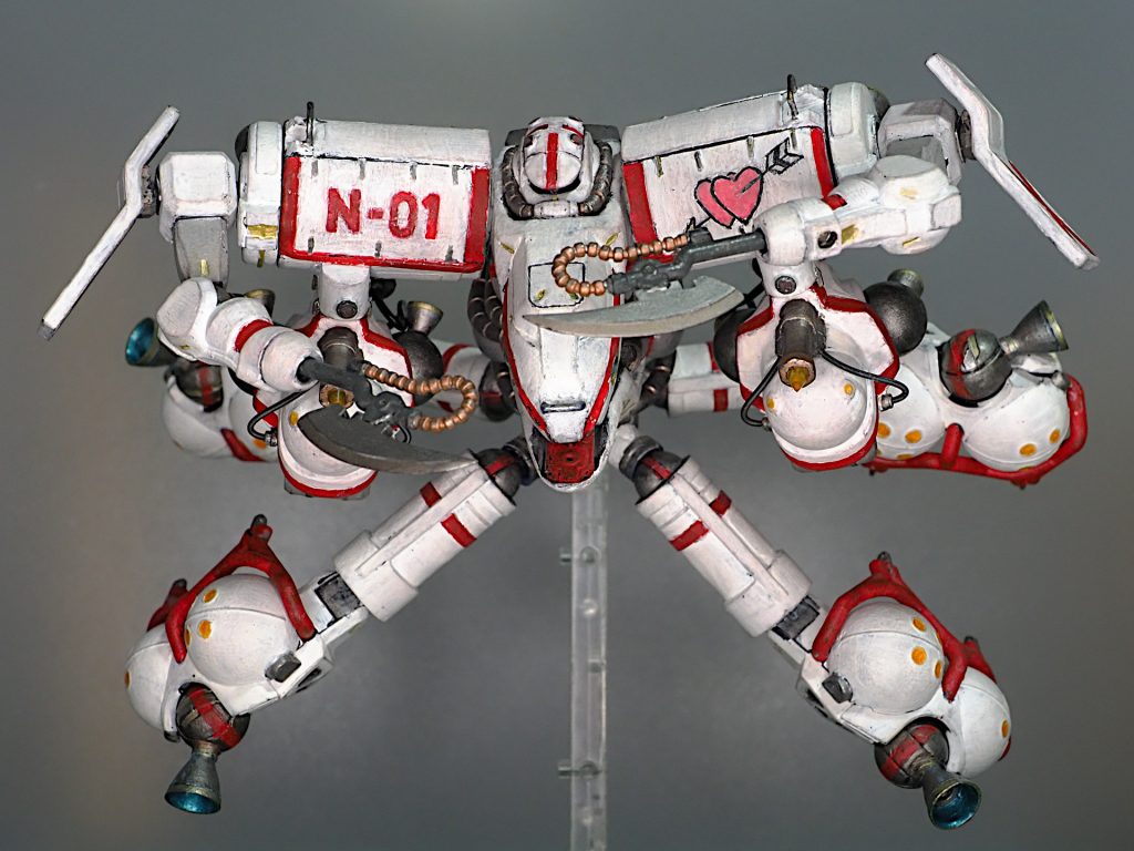 タコザクといえば頭頂部を走るモノアイレールですが、パラレルワールドであるGQ版ということで、頭部上面に固定式カメラを４つ置いて、眉間から頭頂には写真計測用の赤帯を走らせました。ヒートホークは刃を切り離して前後逆に付け直し、刃先をエポキシパテで延長して尖らせています。