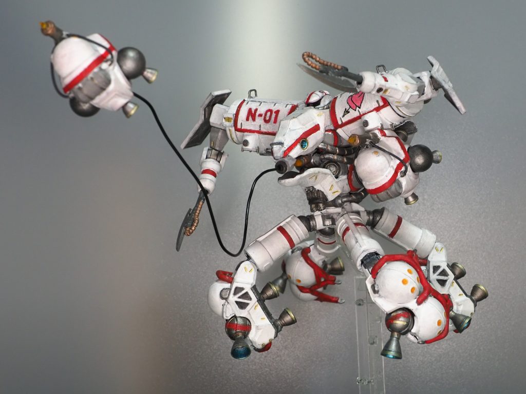 絵画調の仕上げを目指して、基本塗装はアクリルガッシュの筆塗りで行い、細部をラッカー系塗料とミスターホビーマーカーで補っています。肩部の芯にした乳液ディスペンサーは、軟質樹脂で塗装も接着も効かないので、両面テープで部位ごとに厚さの違うプラ板を貼り付けて下地としています。