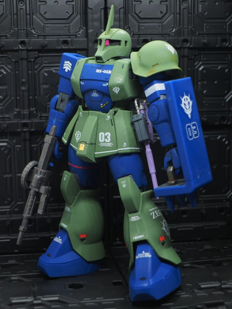 ザクⅡと同じ様にデカール貼ってみました(zaku-kao5)白のデカールが不足しているので、多くは貼れませんでしたが(zaku-kao4)