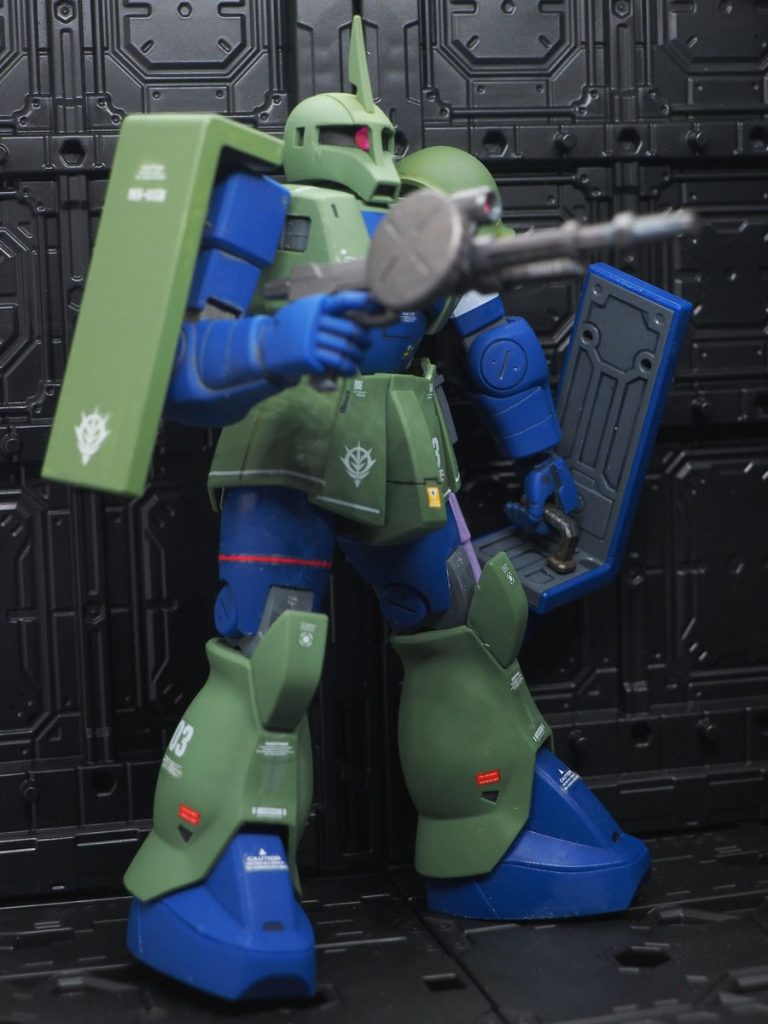 オークションで左肩を手に入れて、ザクⅡのシールドを塗装して移殖してみました(zaku-kao5)