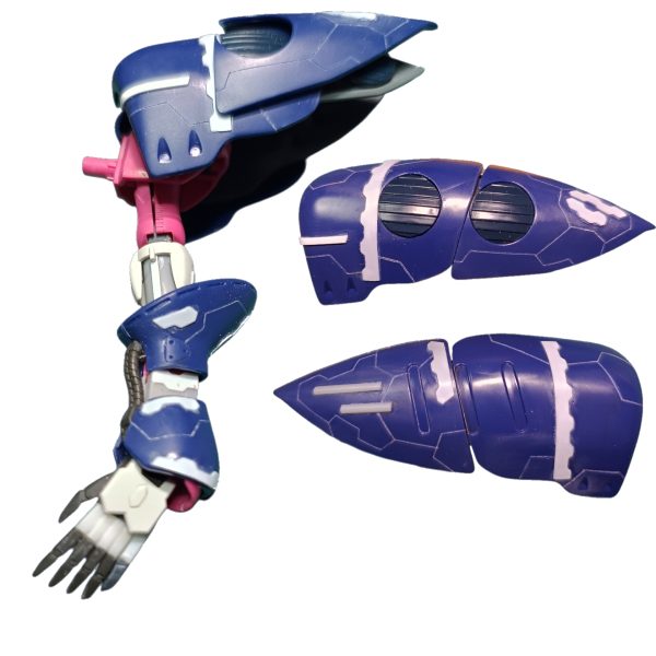 作るのに精いっぱいで製作中をアップできずにいました(今週末には完成品アップしますが)。この秀逸なデザイン素晴らしいのですが、横も後ろも幅を利かせるので狭い我が家には困りものです。ということで詰めました。2枚目バインダーを真ん中からぶった切って重ねて詰めます。左腕だけ延長(二の腕にジャンク追加。肘から下をぶった切ってプラ棒追加)。1/100バルバトスのハンドバーツに換装し、指を延長し尖らせてアンベリールちっくを狙ったのですが、イマイチ迫力不足なので指を1本追加3枚目右肩のバインダーはサイドアーマーに(分割して付け合せ)後頭部の角は、ぶった切って前にそして武装を盛るためにファンネルラック(?)を下げて、νガンダムのランドセルを装着4枚目ファンネルに3mmパイプをつけてファンネルミサイルにガトリング砲追加。弾倉はDSOBLKとその他今回の目玉、BDケースの真ん中をぶった切ってプロペラタンクにwグレネードランチャーは、安定のDSOBLKとプラ板です。(2枚目)