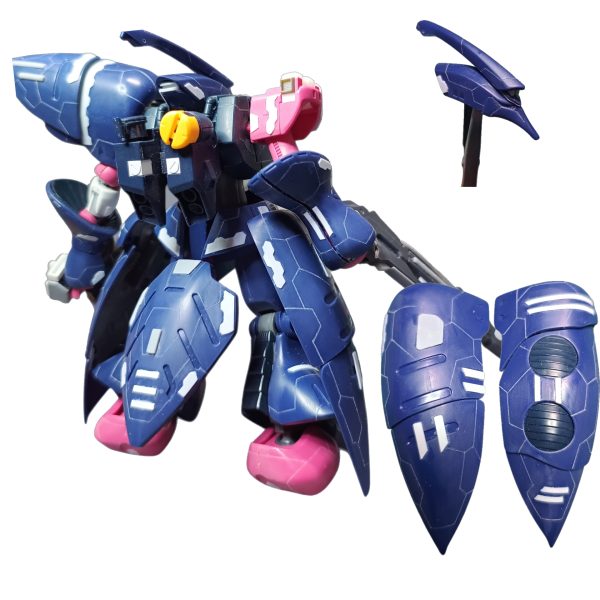 作るのに精いっぱいで製作中をアップできずにいました(今週末には完成品アップしますが)。この秀逸なデザイン素晴らしいのですが、横も後ろも幅を利かせるので狭い我が家には困りものです。ということで詰めました。2枚目バインダーを真ん中からぶった切って重ねて詰めます。左腕だけ延長(二の腕にジャンク追加。肘から下をぶった切ってプラ棒追加)。1/100バルバトスのハンドバーツに換装し、指を延長し尖らせてアンベリールちっくを狙ったのですが、イマイチ迫力不足なので指を1本追加3枚目右肩のバインダーはサイドアーマーに(分割して付け合せ)後頭部の角は、ぶった切って前にそして武装を盛るためにファンネルラック(?)を下げて、νガンダムのランドセルを装着4枚目ファンネルに3mmパイプをつけてファンネルミサイルにガトリング砲追加。弾倉はDSOBLKとその他今回の目玉、BDケースの真ん中をぶった切ってプロペラタンクにwグレネードランチャーは、安定のDSOBLKとプラ板です。(3枚目)