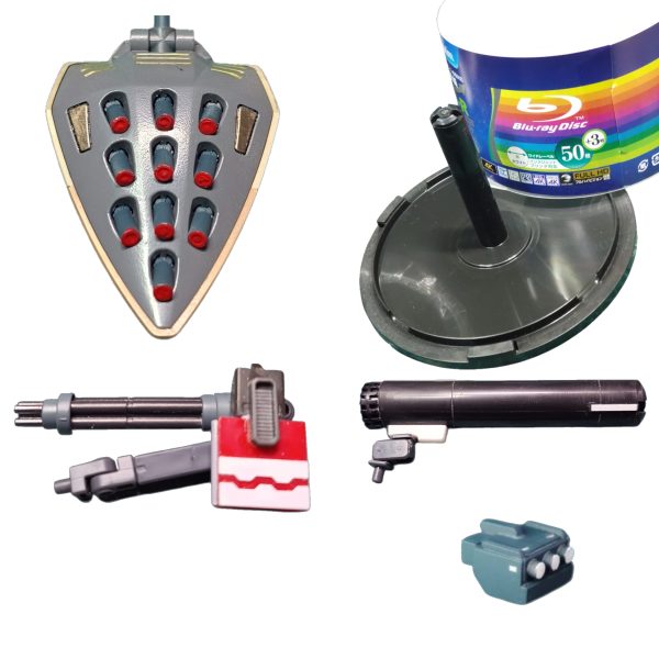 作るのに精いっぱいで製作中をアップできずにいました(今週末には完成品アップしますが)。この秀逸なデザイン素晴らしいのですが、横も後ろも幅を利かせるので狭い我が家には困りものです。ということで詰めました。2枚目バインダーを真ん中からぶった切って重ねて詰めます。左腕だけ延長(二の腕にジャンク追加。肘から下をぶった切ってプラ棒追加)。1/100バルバトスのハンドバーツに換装し、指を延長し尖らせてアンベリールちっくを狙ったのですが、イマイチ迫力不足なので指を1本追加3枚目右肩のバインダーはサイドアーマーに(分割して付け合せ)後頭部の角は、ぶった切って前にそして武装を盛るためにファンネルラック(?)を下げて、νガンダムのランドセルを装着4枚目ファンネルに3mmパイプをつけてファンネルミサイルにガトリング砲追加。弾倉はDSOBLKとその他今回の目玉、BDケースの真ん中をぶった切ってプロペラタンクにwグレネードランチャーは、安定のDSOBLKとプラ板です。(4枚目)