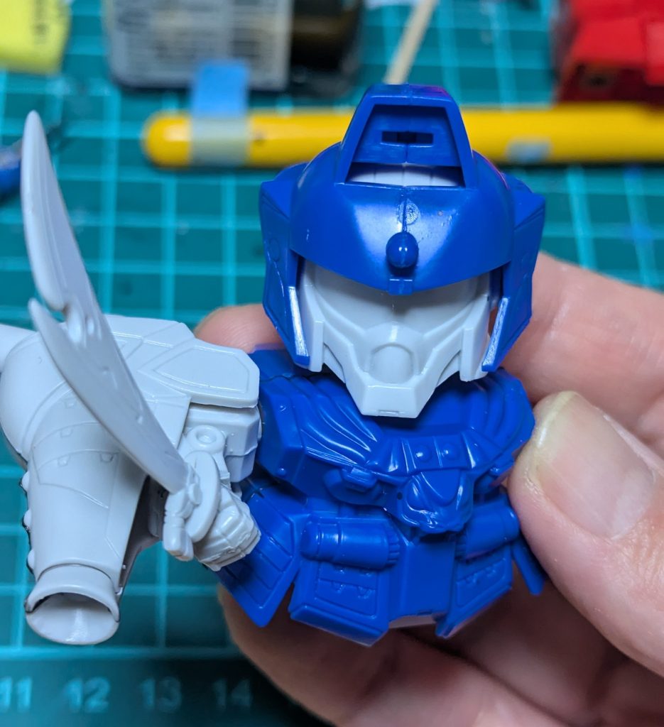 右手を切り落としてネオジム磁石を埋め込み。この工作によって青龍刀を斜めに構えられるようになりました。GP-02っぽい貫禄が出ます。しかし、肝心の青龍刀が塗装作業に入る直前に行方不明になったのです……今回一番気に入ってた箇所なのに……どうして……。