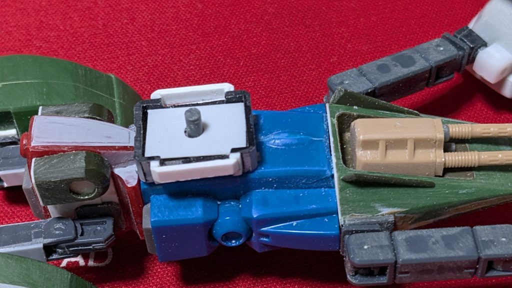 マゼラ・アタック、水中用ザク、高機動型ザク(JR)、GMスナイパー、GMキャノン、GM(HG)、ザンジバル、FAガンダム、ザクタンク、AEG1、ZZ(旧1/100)、GMカーディガンのパーツで出来てます。(後ろ足のアームが何のパーツか思い出せないんですよね~)全13種類のパーツのキメラですw