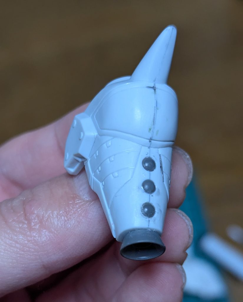 肩バインダーは合わせ目にリベットがあるため、いったん削り落としてから市販のディテールアップパーツを貼り付け。バーニア部分についても、奥まった箇所の合わせ目を上手く消せなかったので、ディテールアップパーツに置き換えました。