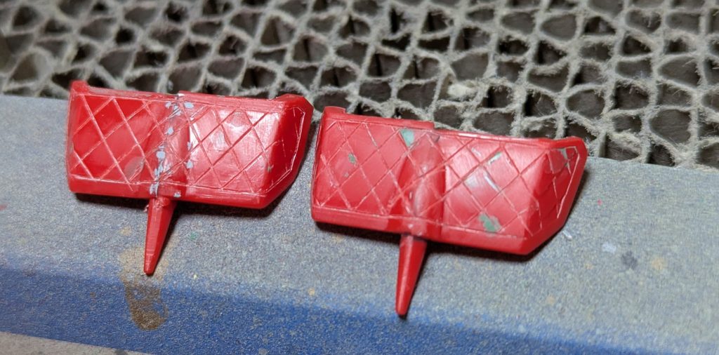 サイドスカートの側面部はキットのままだとモールドが浅すぎたので、格子状にモールドを掘り直し。途中でアルゴファイルのダイヤフィニッシュで掘り進めれば簡単だということに気付くまで、掘って失敗して埋め直して掘って失敗して……と悪戦苦闘。