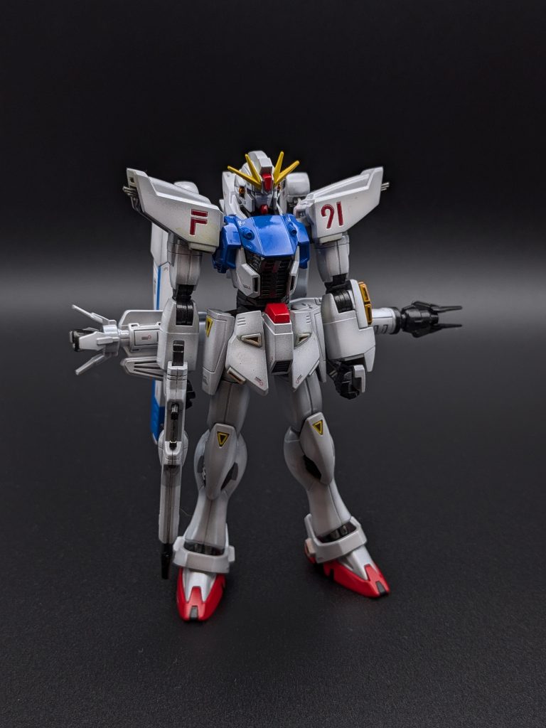 正面から見た全体像。安定感のある立ち姿を意識して仕上げました。