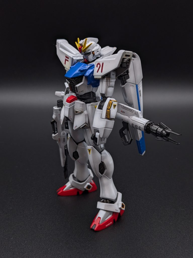 横から見たプロポーション。腕部を1mm延長&S字加工で自然なシルエットに。