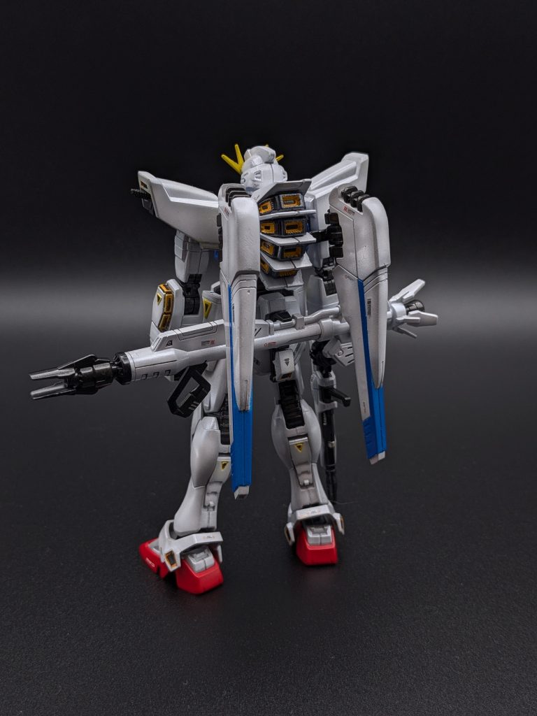 背面からのショット。武装配置とバックパックのディテールを把握しやすい一枚です。