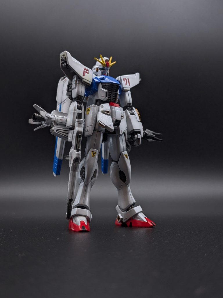 全体を把握できる別アングル。シルエットと武装の長さ感がよく分かります。