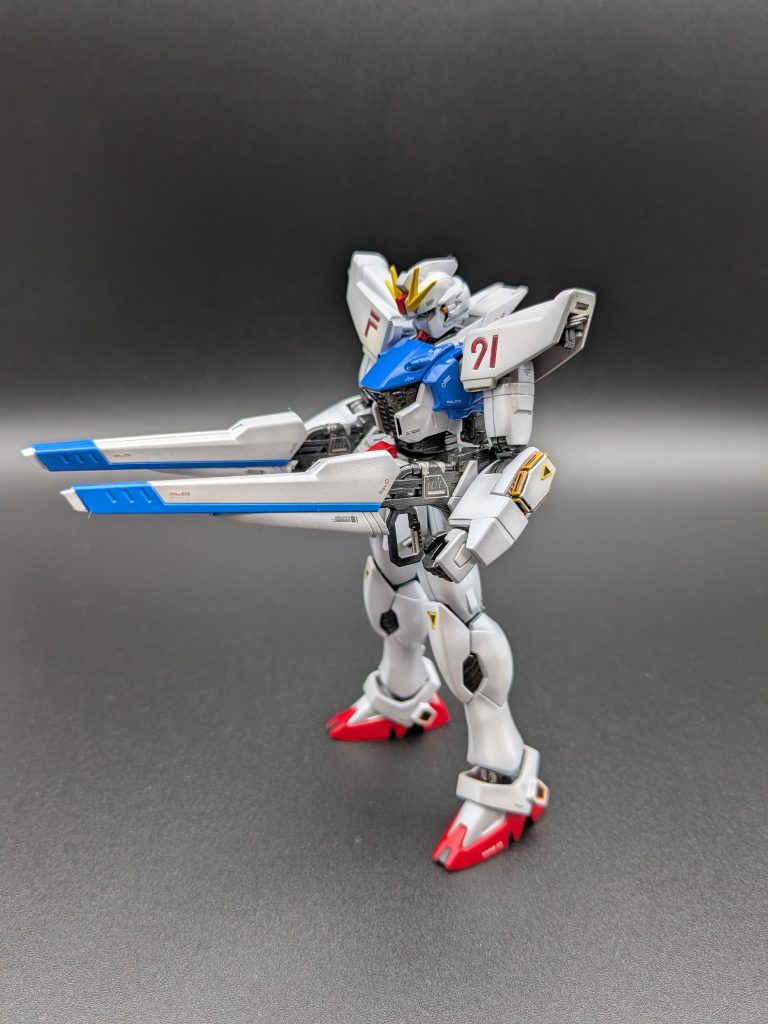 全身のシルエットが分かる一枚。腕部を1mm延長し、素立ちでもポージングでも違和感のないプロポーションを目指しました。武装を構えた際のバランス感もお気に入りです。