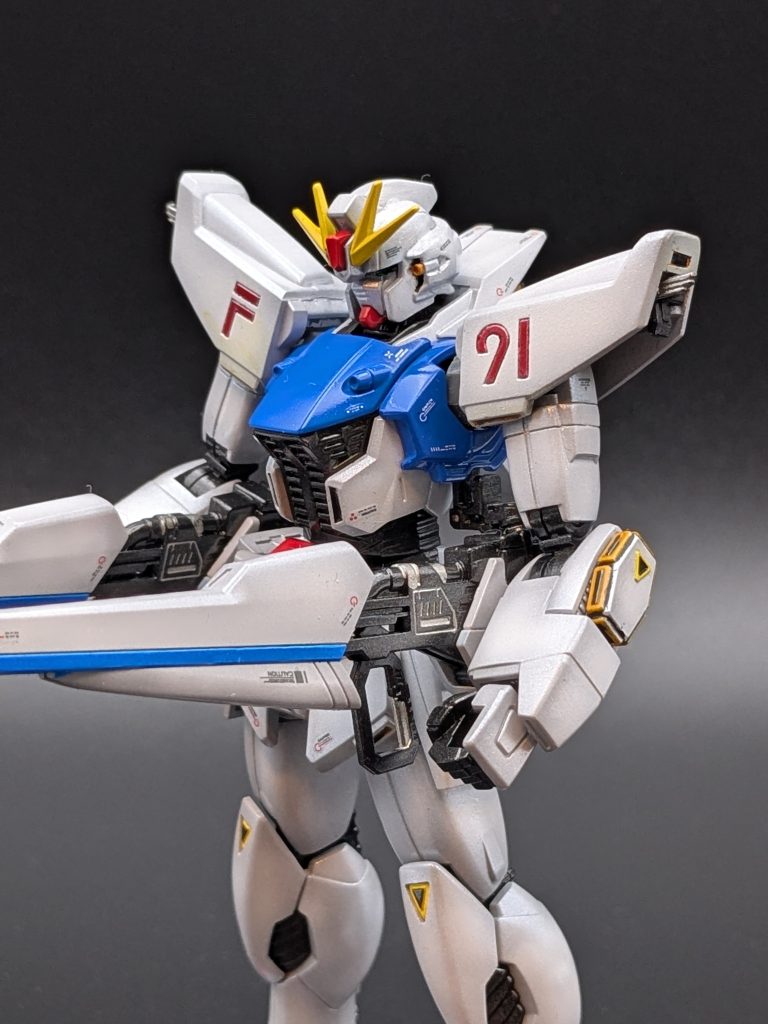 胸部〜頭部のアップ。ホワイト部分はグラデーション塗装の上からクリスタルカラーを重ね、光の当たり方でうっすらと表情が変わる仕上がりにしています。F91らしいシャープさを意識し、フェイス周りは丁寧に仕上げました。