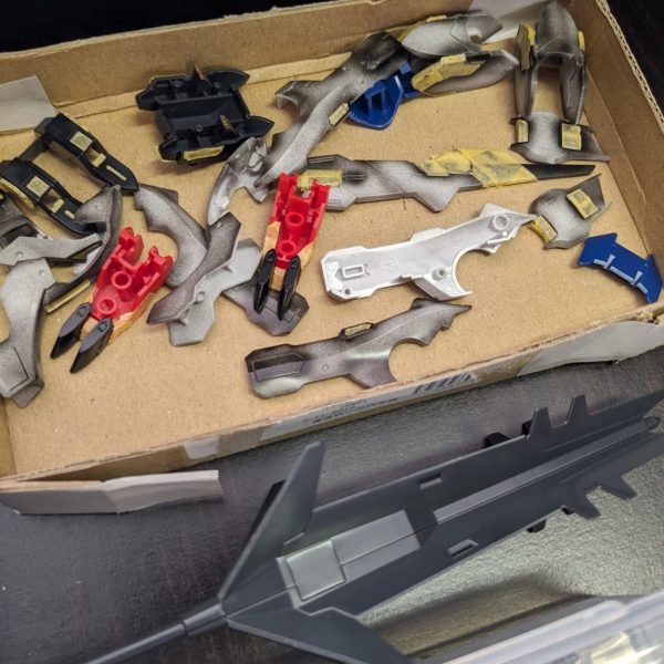 今回　バルバトスルプスレクスを作りたくなり、いろいろと塗装を考えながら作っています　爪尖らせたり、黒で立ち上げてみたり、メイスにプラバンつけてみたりと、考えています。（3枚目）