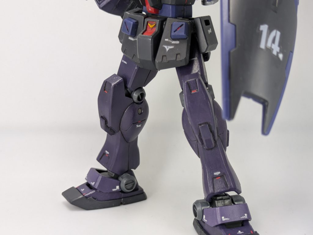 HGUCジム・クゥエルの欠点である、ごく太すぎる脚部をジム・カスタムの脚部に変更しています。