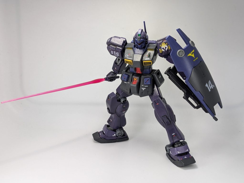 設定画では、たしかに脚部が太めに描かれているんですが……。立体化したときのバランスは、やっぱりこのくらいがいいのではないかと思います。