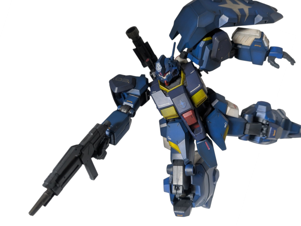 デカールは胸部の連邦マーク以外は手持ちの水転写デカールを使用しました。塗装後は全体をウェザリングカラーでウォッシングし、ウェザリングマスターでエッジを中心に汚しました。