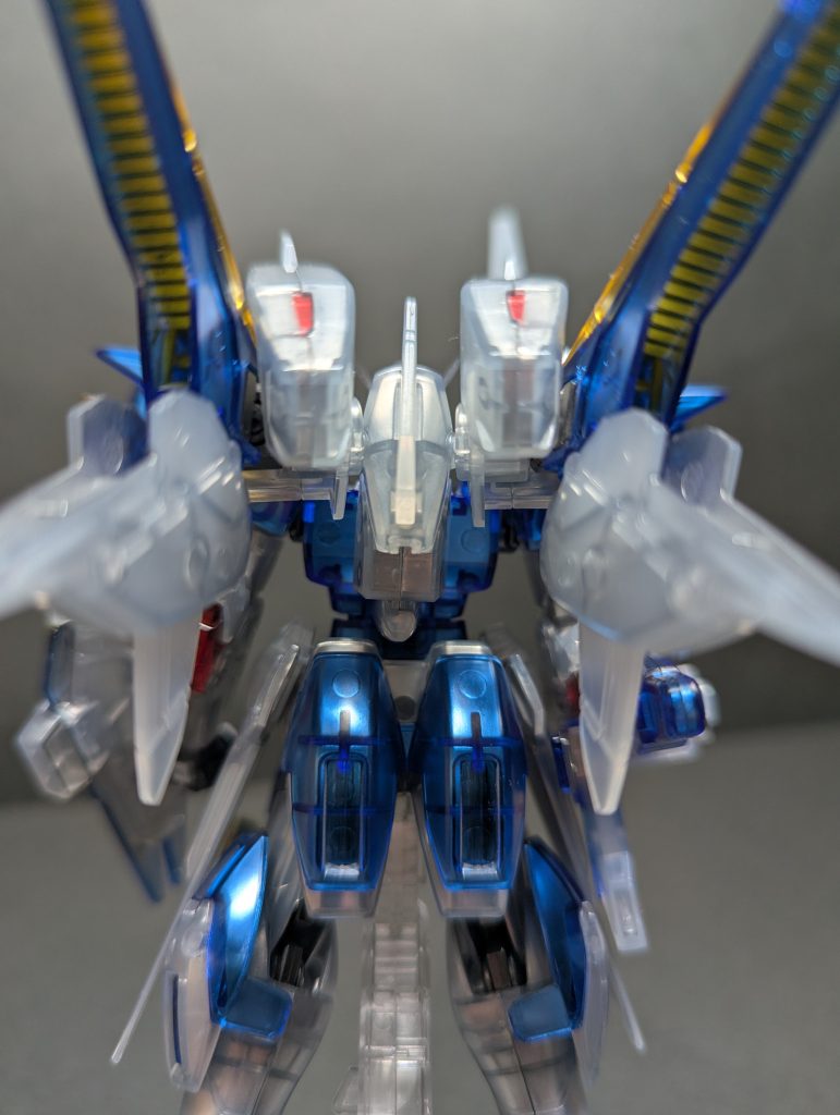 背面から組んだことがある方は分かると思いますが、キットそのままだとバックパックの接続がT字型の棒1本のみです。あまりに簡素だったので、余剰のパーツを使って接続用のパーツを作ってみました。副次効果ですが、左右のパーツ間も狭くなったので、その点でも見た目が良くなったかなと個人的に思っています。