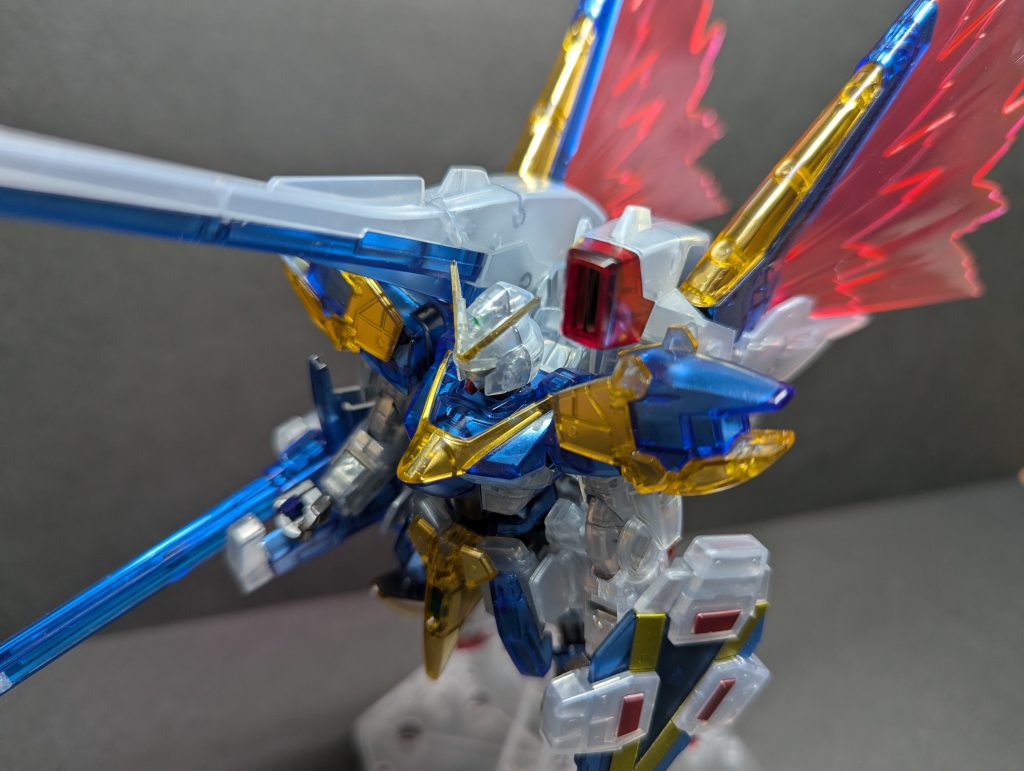 プレバンの光の翼エフェクトをつけて翼は未塗装です。ただゲートから切り離して付けただけです。シールド表面のV時部と赤部は普通に塗装しています。