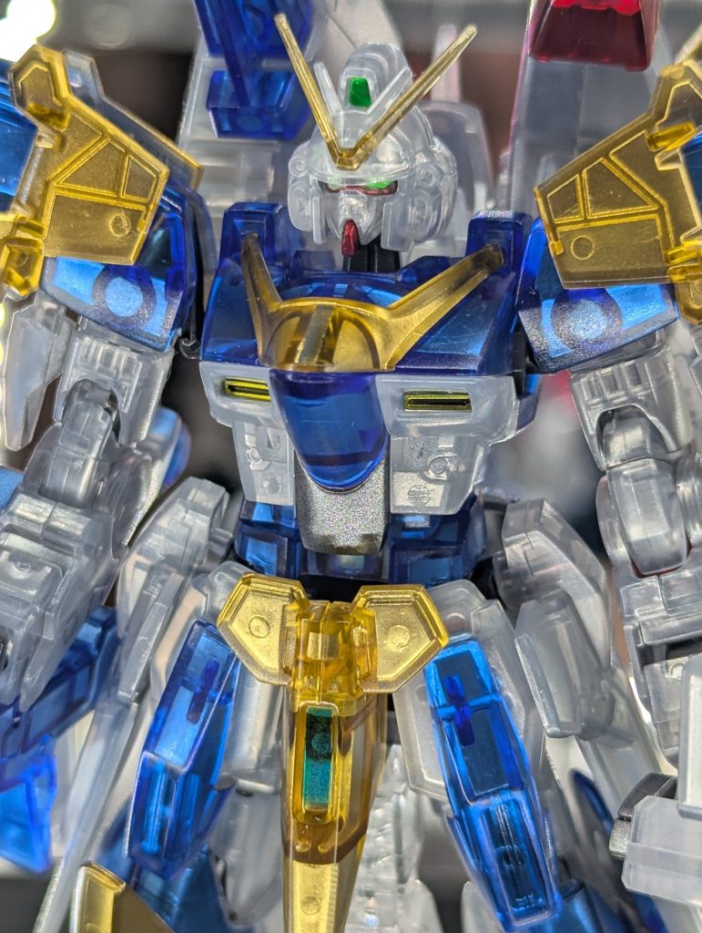 正面から塗装は単純にパーツの裏側からプレミアムミラークロームをエアブラシで吹いただけです。頭部カメラと目は蛍光グリーンで塗装。そのほか、ダクト部やシールドなど一部は普通に塗装しています。