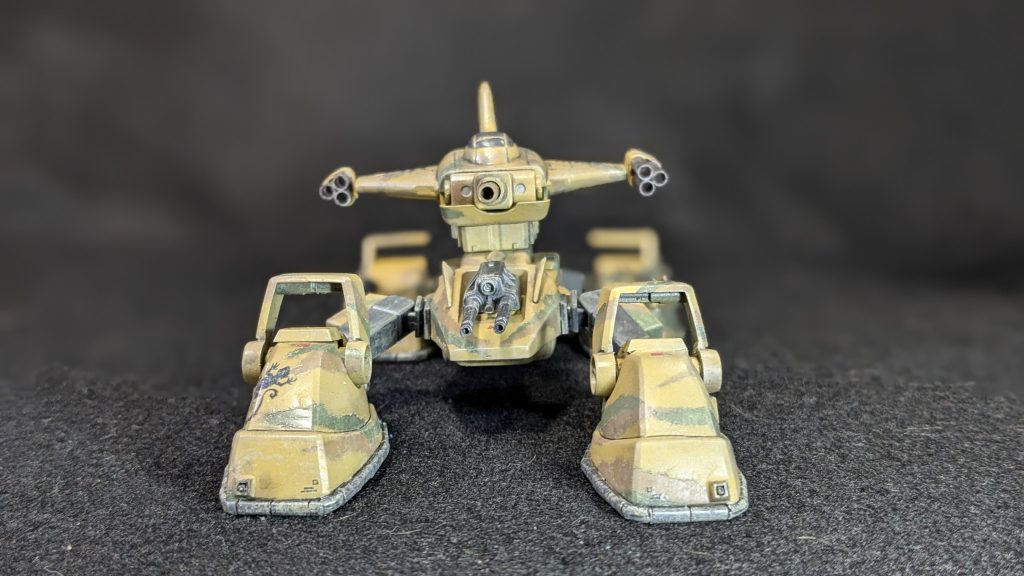 連続する爆発に辺りの空気が震えた。 そんな中、ロケットランチャーを持ち出した兵士が此方に其の牙を向ける。 その方向に右前のホバーユニットだけ向け、そこに装備された30mmマシンガンを掃射する。 暴発したロケットランチャーが目標を定められぬまま撃ち出され、後ろのコンテナを破壊した。 2連装機関砲が60mmに強化された砲弾をばら撒く。 申し訳程度に配備された戦車部隊を殲滅、連邦軍の車両と施設も粗方破壊した。 そろそろ撤退して、後は占領部隊に任せようと思った時だった。 バシュッ!バシュッ!バシュッ! 3つの機影が、この戦場に飛び込んできた。