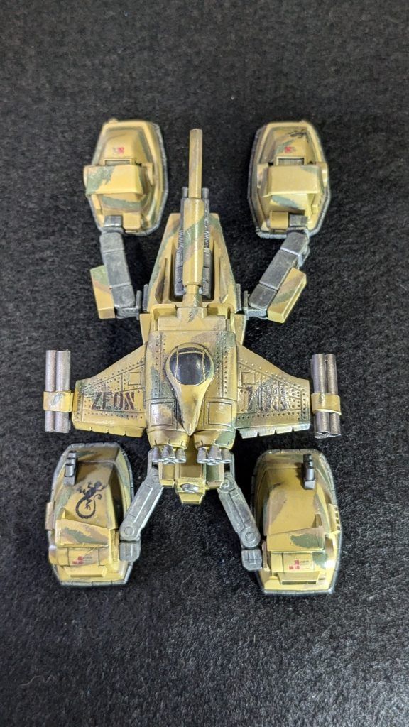 デカールは企画用の物と、100均で売っていたエペクトステッカーを使ってみたかったのでそれを使いました。 平面な場所に使うには問題ないですが、迷彩で出来た程度の段差でも失敗しますね。