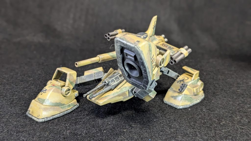 塗装は以前作った陸戦マラサイのグリーン(№70に№97小さじ一杯、№110少々、隠し味に№333。と言った感じです。)に№310ブラウンに№39ダークイエローの3色迷彩にしました。スカートは№71ミッドナイトブルーです。 つや消しトップコート吹いて、スミ入れして、最後にエナメルのXF57バフで汚しました。