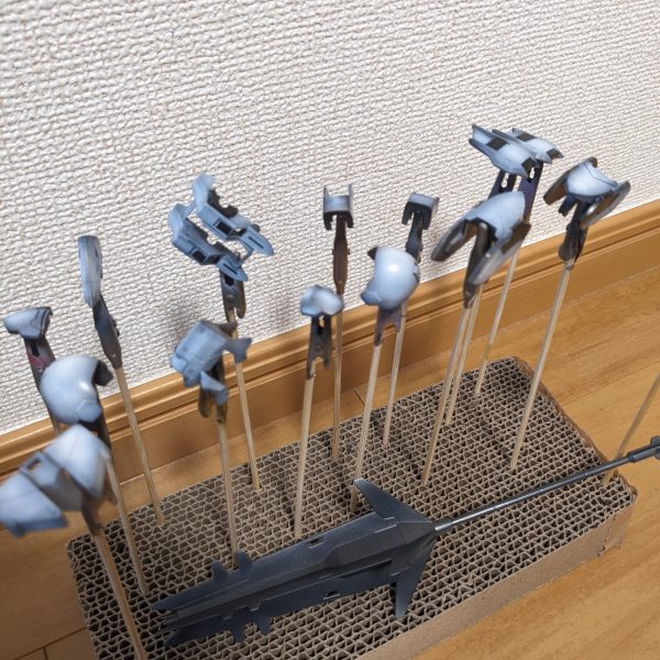 今回　バルバトスルプスレクスを作りたくなり、いろいろと塗装を考えながら作っています　爪尖らせたり、黒で立ち上げてみたり、メイスにプラバンつけてみたりと、考えています。（5枚目）