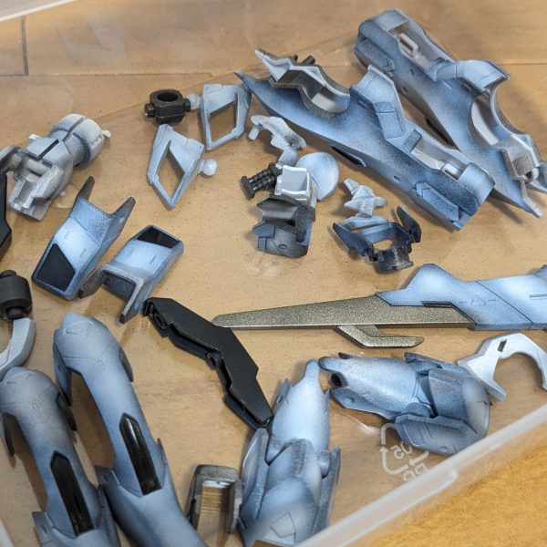 今回　バルバトスルプスレクスを作りたくなり、いろいろと塗装を考えながら作っています　爪尖らせたり、黒で立ち上げてみたり、メイスにプラバンつけてみたりと、考えています。（2枚目）