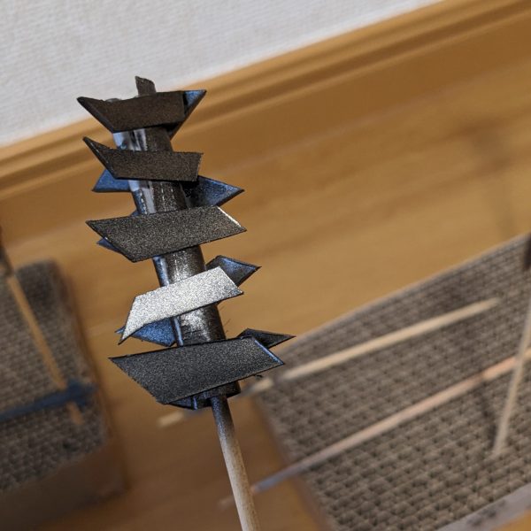 今回　バルバトスルプスレクスを作りたくなり、いろいろと塗装を考えながら作っています　爪尖らせたり、黒で立ち上げてみたり、メイスにプラバンつけてみたりと、考えています。（6枚目）