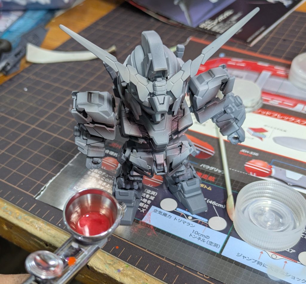 サイコフレームの光の反射を表現してクリアレッドにパールレッドを混ぜたカラーを吹き付けます。