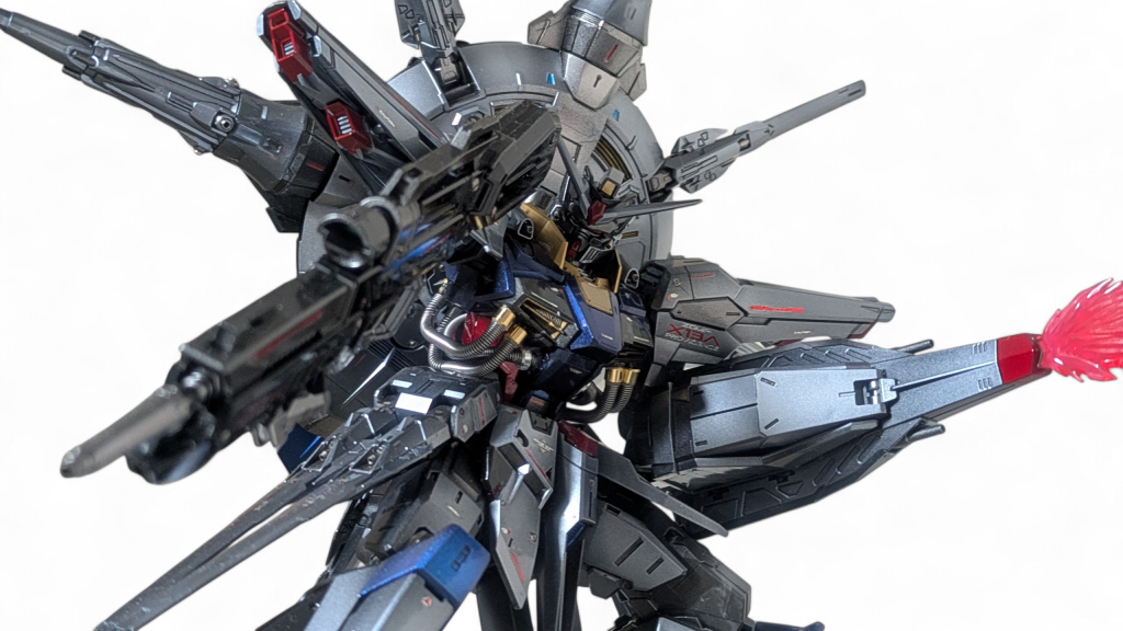 マッシブな機体であるため、そこまでポージングはできないかと思っていましたが、なかなか遊べます。ライフルを構え、複合防盾システムシールドからドデカビームエフェクトを出して飾るとかなりアクション性も高いキットだと思えました。この構図はお気に入りです。