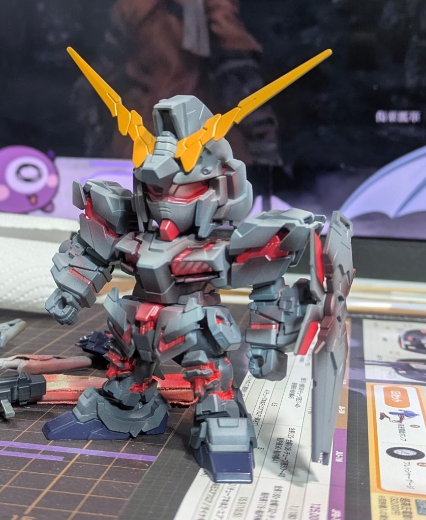 サイコフレームの光を表現したくて暗めのグレーにしたのですが、これでは純白のユニコーンを模したガンダムには見えません。この後エアーブラシで 3段階は白くしました。