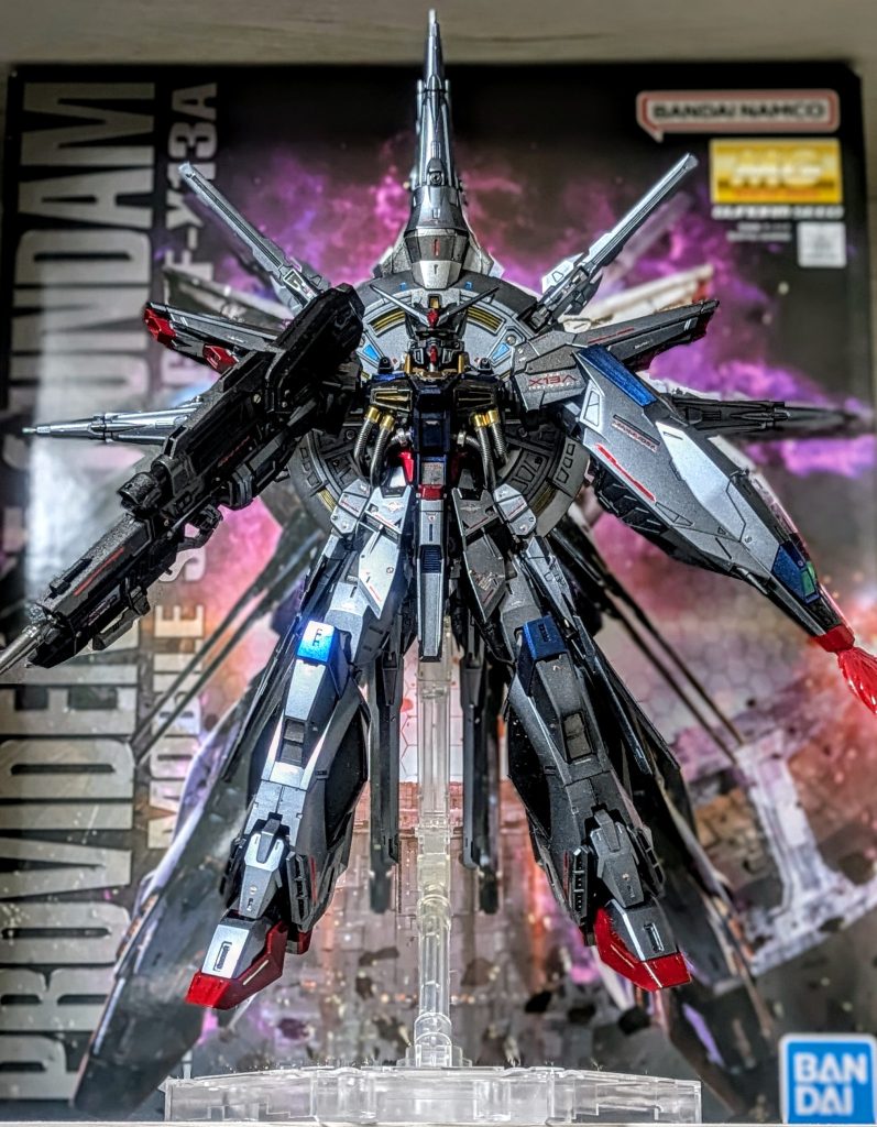 （G）ガイアノーツ（C）クレオス（T）タミヤ（F）フィニッシャーズ（P）Pebeo（B）ボーンペイント（D）DSPIAE（G）サフEVOブラックから立ち上げ、（G）EXブラック→（C）ムーンストーンパールで外装を白のようなシルバーのようなパールグラデーション塗装しました。丸モールドはメタルマイナスモールドに、量子通信ケーブルのメタル化、背部接続部のスクラッチなど、徹底的に自分の満足を追求しました。また、某フリマサイトにて格安でスペシャルコーティング版の水転写デカールが出ていたので、こればっかりは作れないと思い購入し、基本的に説明書通りに貼り付けました。特に失敗なく貼り切れました。パッケージイラストにぴったり重ねて写真を撮ると、ほぼイラスト同様にできたのでは！と自己満。