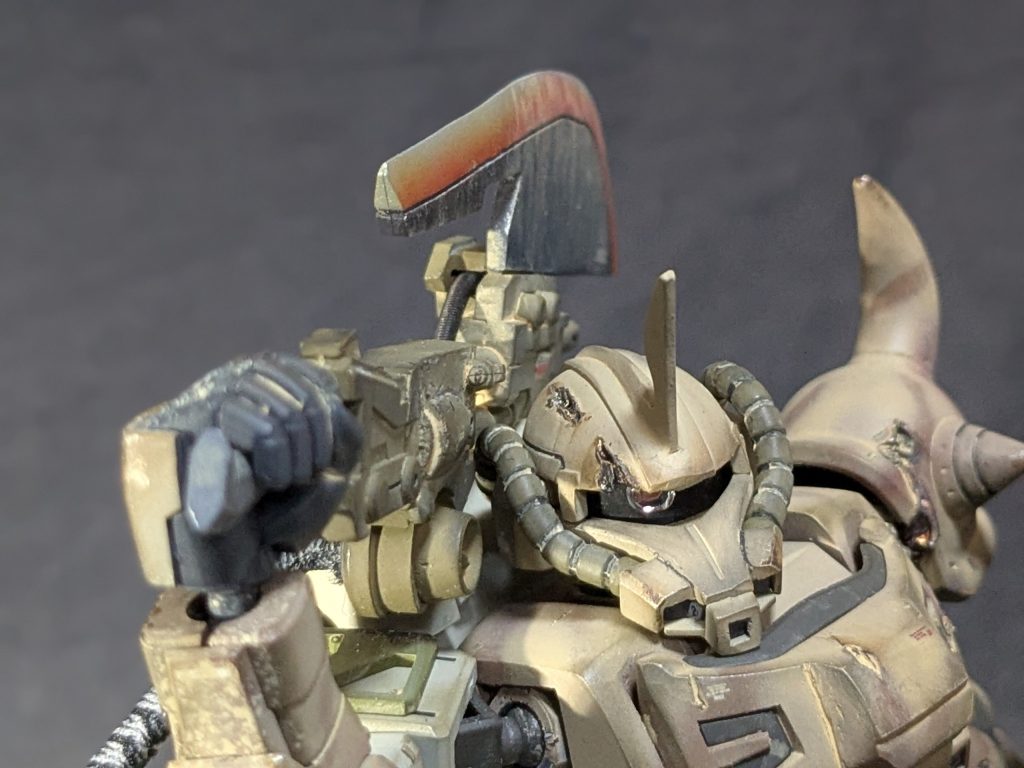 ビームサーベルにより顔面　左肩を切りつけられてはいるがなんとか起動できる状態