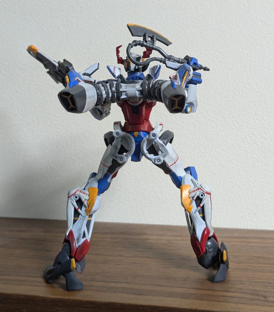 うしろから。バーニア付け根の白塗りは皆様言うように面倒だった部分。ほんとね、マスキング面倒くさらずやればいいのにって我ながら思います。筆だけでやるもんじゃない。あと水転写デカール買って張ったんですが、私デカール貼り壊滅的に下手で一部溶けたりもげたりしちゃったんで筆で赤線塗ってます。