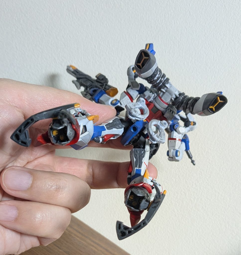 一応足裏のスラスター内部のオレンジも塗ったり。濃い成形色の上にオレンジはやめてほしいです。まじで。