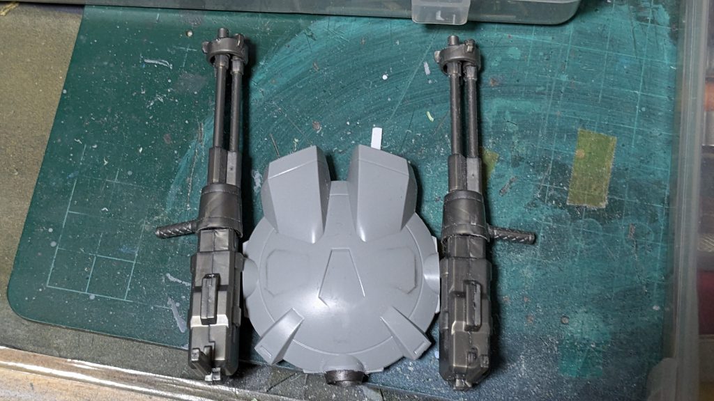 　本体はほぼそのまま、ランドセルを他のザクの物と交換、そこにプロヴィデンスのバックパックを繋げ、ガトリングガンを２機付けました。