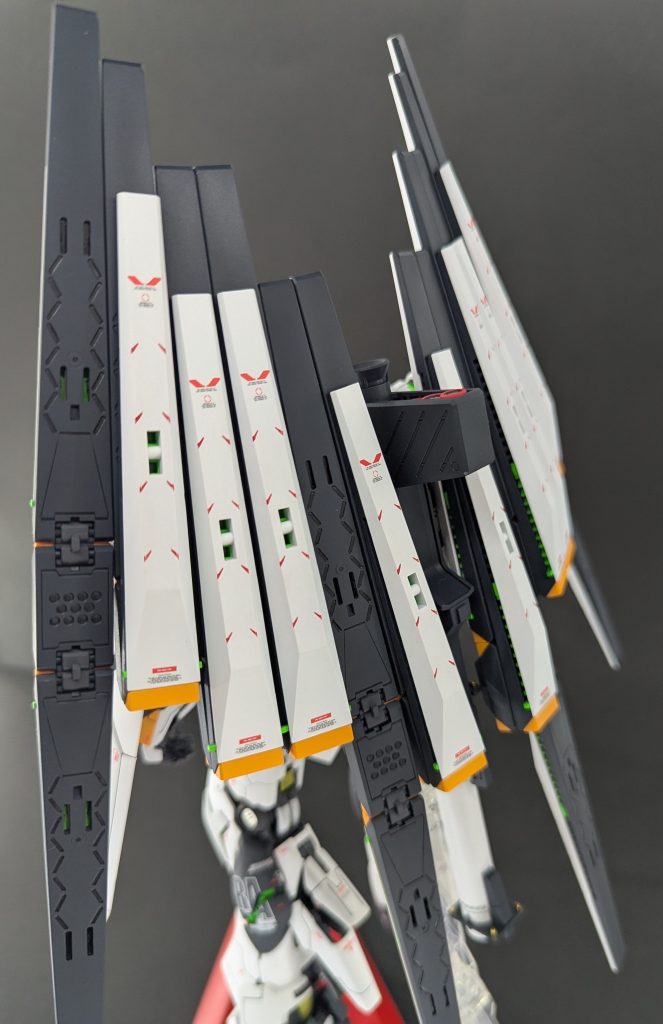 フィンファンネルはポロリするのでジョイント部に瞬間接着剤を点付け、ポロリはしないけど手で外せる程度の強度になっています。ジョイント部が側面から見えているのが何となく嫌だったので、サイコフレーム露出部と解釈して蛍光グリーンで塗装。表面開口部から見える部分も同様に塗装しています（写真でも何となくわかるかな）。